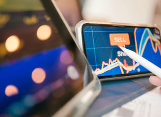 Trader, ki analizira možnosti na trgih Bitcoin, Ethereum in forex
